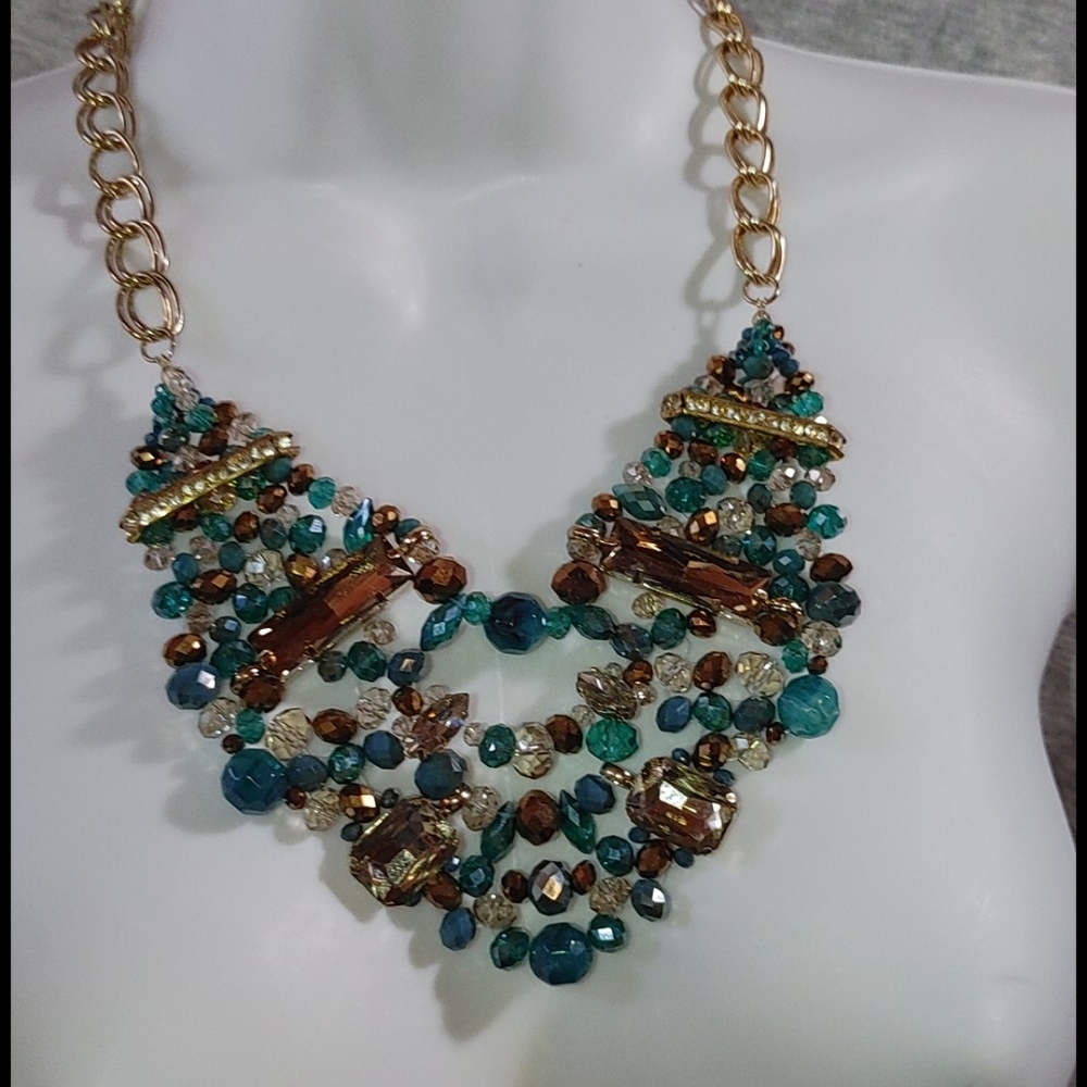 Green and gold crystal rhinestones necklace. - Picture 3 of 5